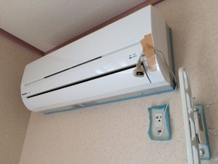 エアコンやコンセント周りも漆喰が付かないように保護します