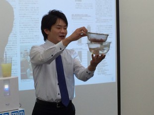 分かりやすいトークと笑顔が魅力のイケメン　岡田氏