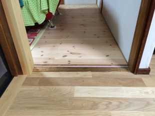 バリアフリー（段差解消） 新しい床材を貼ることで、敷居の段差が解消できました